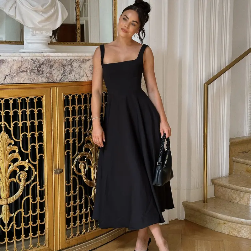 ABITO VIENNA CON SCOLLO QUADRATO